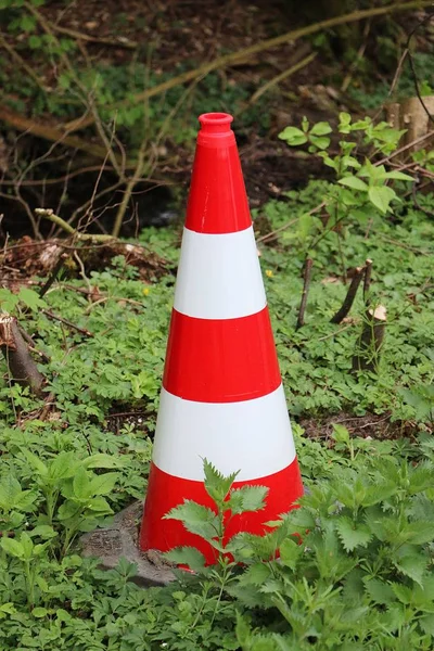 Gestreepte Pyloon Staat Aan Zijkant Van Straat — Stockfoto