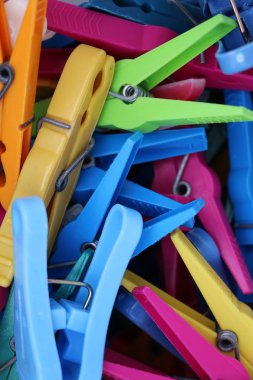 renkli clothespins yığını bir kutuda yatıyor
