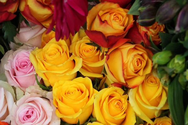 Aus Der Nähe Von Einem Strauß Schöner Bunter Rosen — Stockfoto