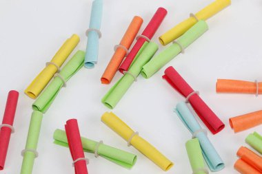 renkli tombola bilet yığını beyaz stüdyoda yatıyor