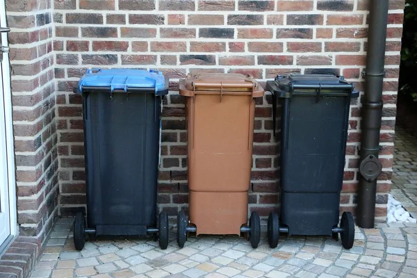 Három Különböző Műanyag Carbage Kannák Állnak Ház Falon Egy Sorban — Stock Fotó
