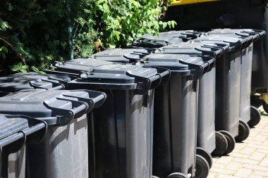 birçok siyah çöp kutuları bir satırda ayakta