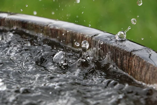 Lluvia Cae Barril Madera Lleno Agua Jardín —  Fotos de Stock