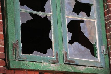 bir harabe eski kırık pencere yakın