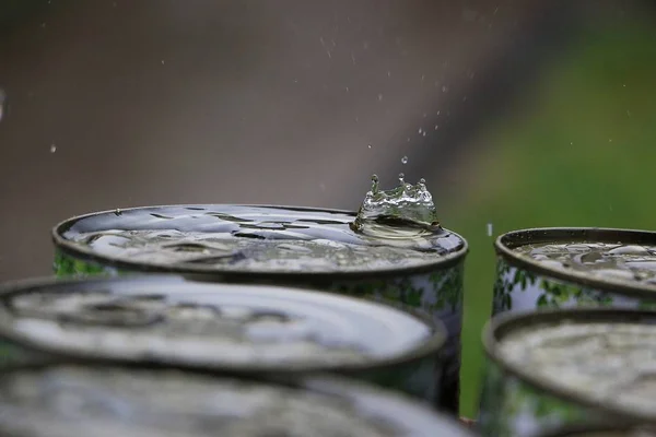 Lluvia Está Salpicando Parte Superior Una Lata Metálica Aire Libre —  Fotos de Stock