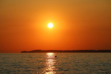 güzel ve romantik renkli gündoğumu kuzey Almanya'da plajda sabah erken