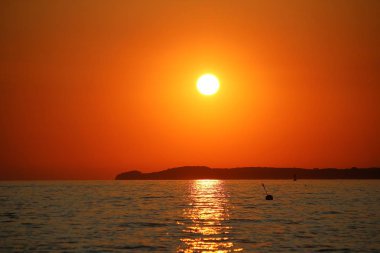 güzel ve romantik renkli gündoğumu kuzey Almanya'da plajda sabah erken