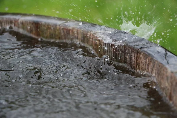 Regen Fällt Einem Holzfass Voller Wasser Garten — Stockfoto