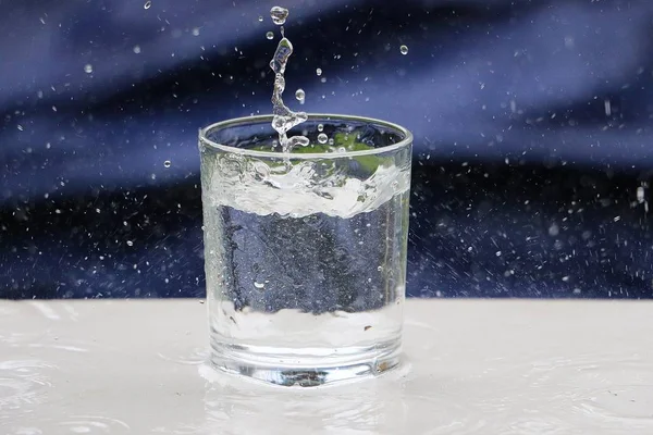 Gouttes Pluie Tombent Dans Grand Verre Eau Sur Table — Photo