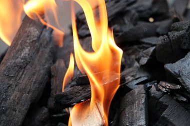 barbekü ızgara kömürler arasında alevler yakın