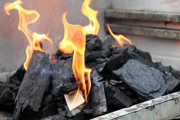 Primer Plano Las Llamas Entre Los Carbones Parrilla Barbacoa —  Fotos de Stock