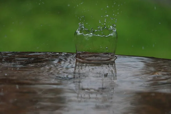 Regen Valt Een Houten Tafel Vol Water Tuin — Stockfoto