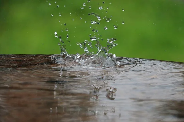 Lluvia Cae Sobre Una Mesa Madera Llena Agua Jardín —  Fotos de Stock