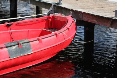  Küçük kırmızı bir sandal.