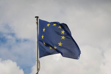 Bulutlu bir gökyüzünde Avrupa bayrağı sallıyor