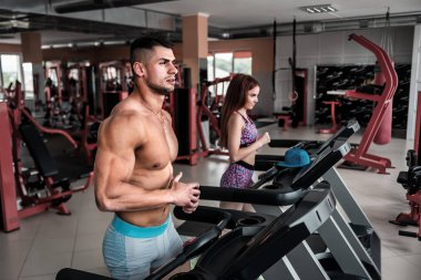 Çift genç sporcuların spor salonunda treadmill