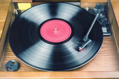 Retro vinil çalar ile yuvarlak yüzey. Müzik ekipmanları