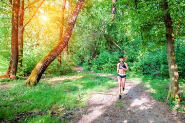 runner atlet ormanı iz üzerinde çalışan. kadın fitness koşu egzersiz sağlık kavramı.