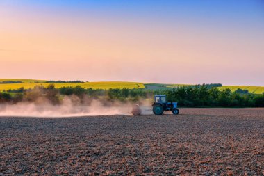 Traktör alanında pulluk Sunset'teki çeker