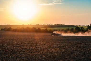 Traktör alanında pulluk Sunset'teki çeker
