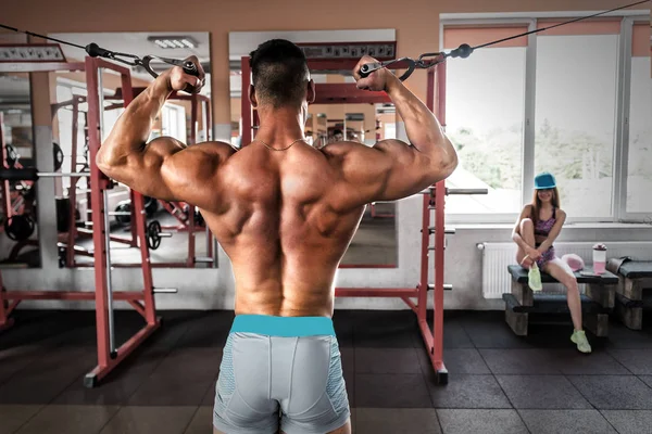 Musculoso Culturista Entrenando Espalda Máquina Crossover — Foto de Stock