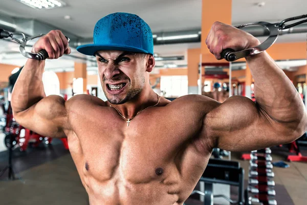 Muskulöser Bodybuilder Mit Blauer Mütze Macht Bizepsübungen Crossover Maschine — Stockfoto