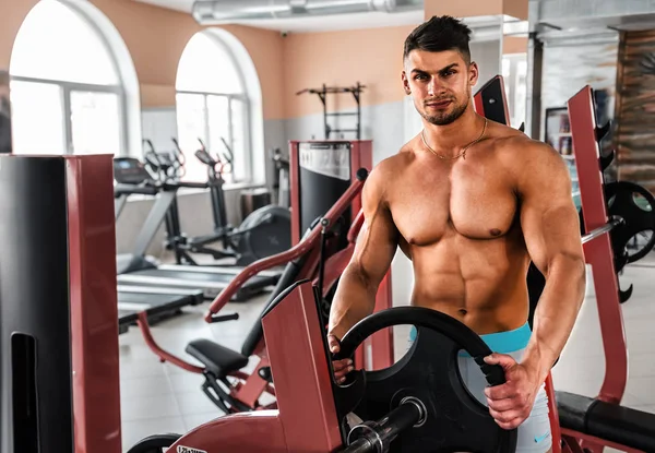 Deportivo Musculoso Hombre Gimnasio — Foto de Stock