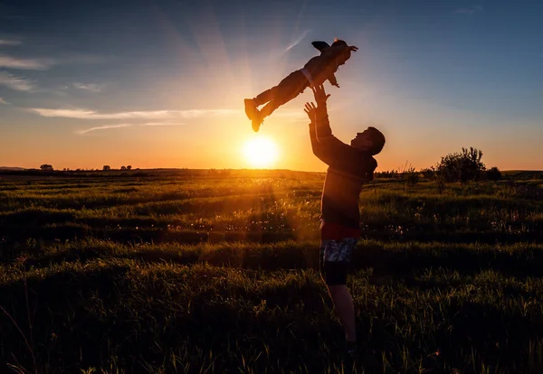 Щаслива Радісна Дитина Батько Весело Викидає Сина Повітря Літо Захід — стокове фото