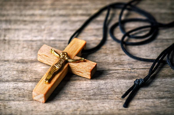 Cruz Cristiana Madera Acebo Con Cuerda Negra Sobre Fondo Madera — Foto de Stock