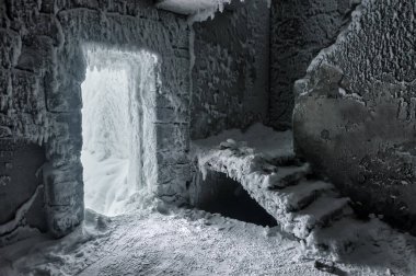 terk edilmiş buildind karla kaplı merdivenleri tek renkli ile