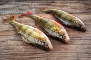 ahşap zemin üzerinde üç ham algılamak