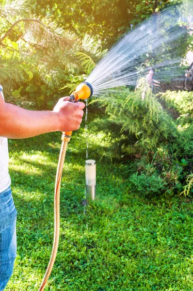 Homme Avec Tuyau Eau Arrosant Herbe Dans Jardin — Photo