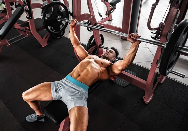 Muskelkräftiger Bodybuilder Zieht Langhantel Fitnessstudio — Stockfoto