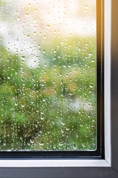 pencere camına bir doku olarak yağmur damlaları
