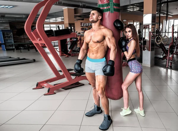 Retrato Uma Bela Jovem Treinando Com Seu Treinador Com Luvas — Fotografia de Stock