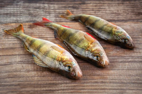 ahşap zemin üzerinde üç ham algılamak