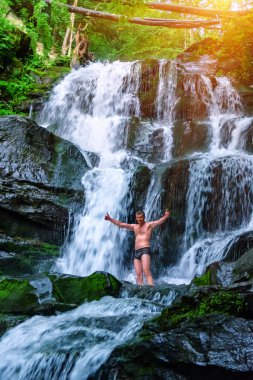 Mutlu adam soğuk dağ şelalesine katıldı.