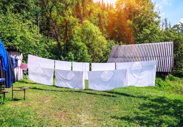 Frische Saubere Weiße Bettwäsche Handtuch Und Kleidung Hängen Der Leine — Stockfoto