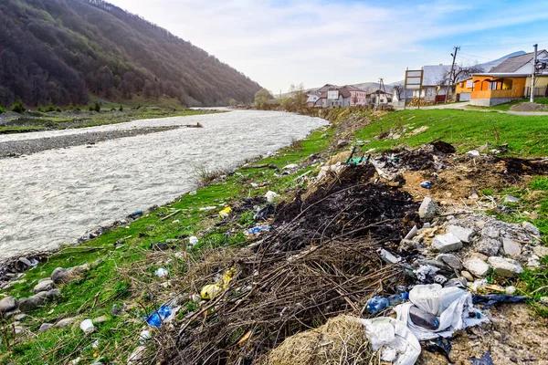 Plastový Odpad Břehu Řeky — Stock fotografie