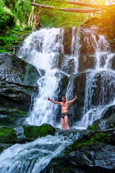 Mutlu adam soğuk dağ şelalesine katıldı.