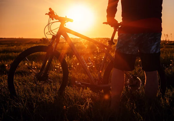 Silueta Hombre Con Bicicleta Atardecer Hermoso Amanecer —  Fotos de Stock