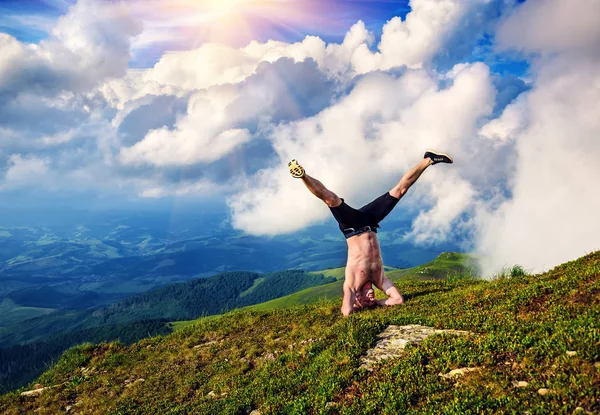 Genç Adam Bulutlu Gökyüzünün Altında Yogaya Çalışıyor — Stok fotoğraf