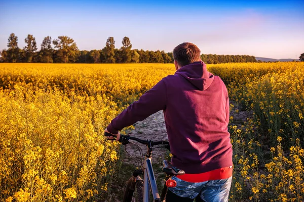 Man Med Cykel Blommande Våldtäkt Smuts — Stockfoto