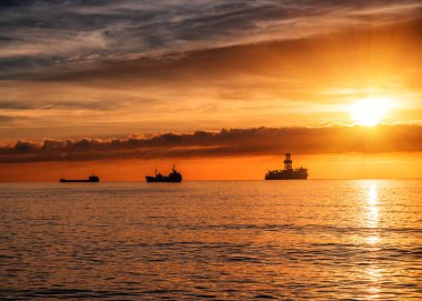 Sabah deniz anchorage adlı üç gemi. Güzel gündoğumu