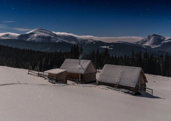 冬の山の美しい夜景 — ストック写真