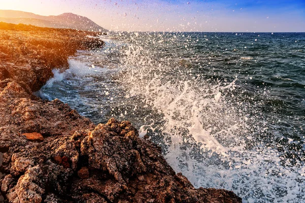 Bella Vista Mare Della Costa Rocciosa Cipro Durante Una Vivace — Foto Stock