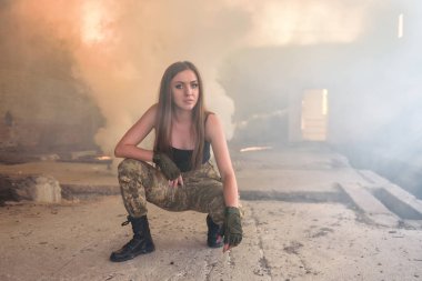 kız terk edilmiş binada duman beyaz arka plan üzerinde askeri tarzda giyinmiş