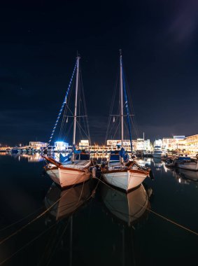 İki özdeş yat Marina. Gece deniz manzarası