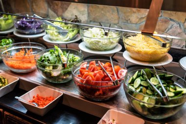 Salata barı süpermarket çeşitli taze sebze ile kapatmak.