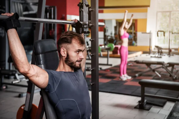 Sporty Dreng Laver Øvelser Gymnastiksalen - Stock-foto